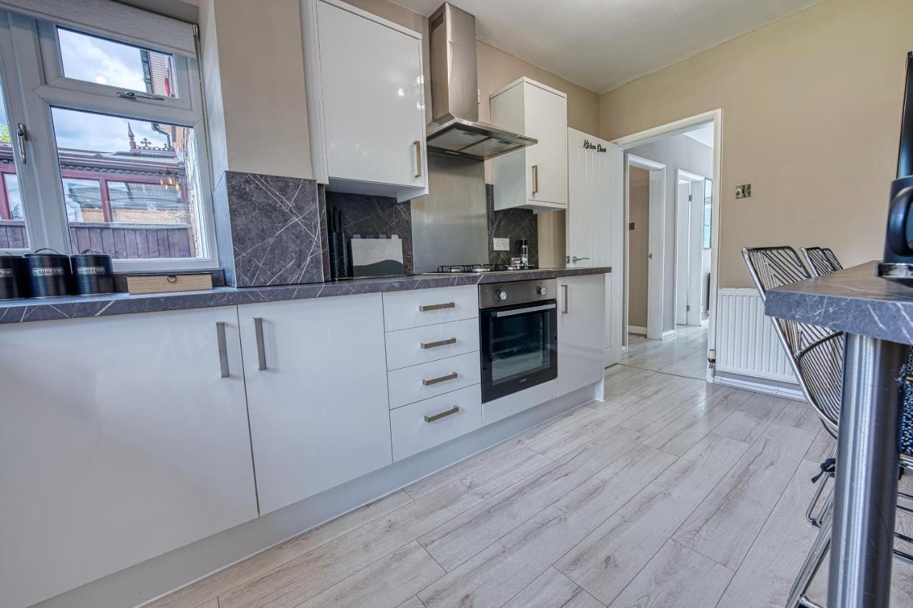 Elegant 5 Bed House - Sleeps 9, Central Solihull, Nec, Jlr, Hs2, Resorts World, Airport Business And Leisure Stays, Exteriör bild